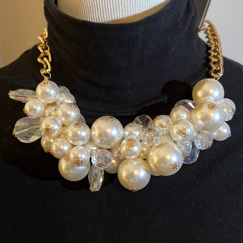 Necklace and earrings set.